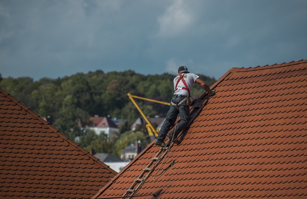 Selecting the Right Roofing Contractor for Your Residential Roofing Project
